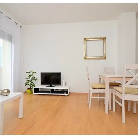 Aprtment Close To Center شقة