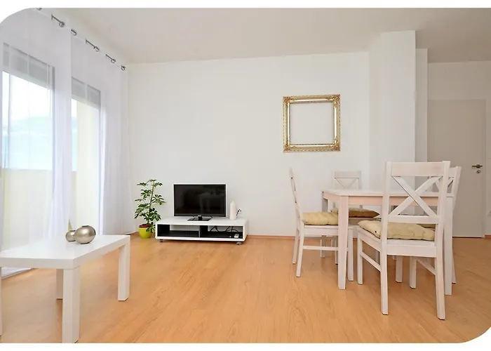 Aprtment Close To Center شقة