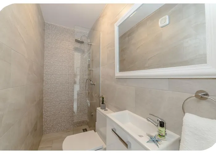 Aprtment Close To Center زادار