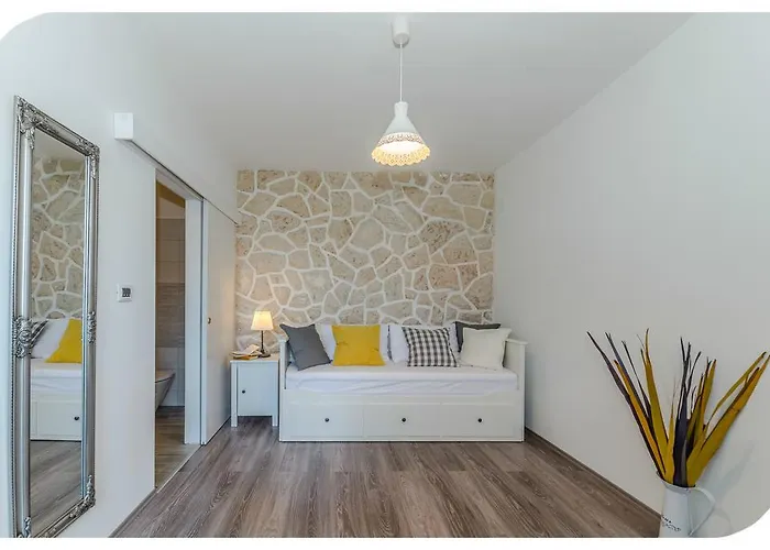 Aprtment Close To Center 扎达尔